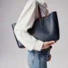 Cabata Small – Borsa Tote – Pelle di vitello e borchie – Zaffiro Cabata Small – Borsa Tote – Pelle di vitello e borchie – Zaffiro