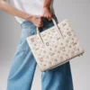 Paloma Medium – Borsa con manico superiore – Pelle di vitello martellata e borchie Loubinthesky – Leche Paloma Medium – Borsa con manico superiore – Pelle di vitello martellata e borchie Loubinthesky – Leche