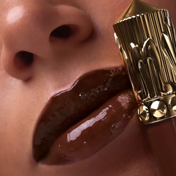 Rouge Stiletto Vinyl Gloss Smoky Nudy 392V Smoky Nudy – Christian Louboutin Bellezza Italia Rouge Stiletto Vinyl Gloss Smoky Nudy 392V Smoky Nudy – Christian Louboutin Bellezza Italia